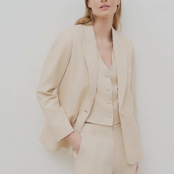 Tailleur pantalon c&eacute;r&eacute;monie : comment bien le choisir et l'accessoiriser